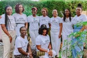 Equipe de ADV, cinq femmes debouts cote 