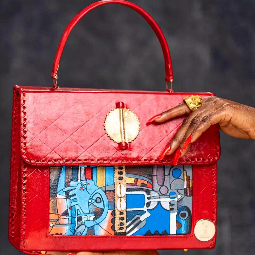 sac rouge de marque mem clah avec un design africain au dessins bleu noir rouge